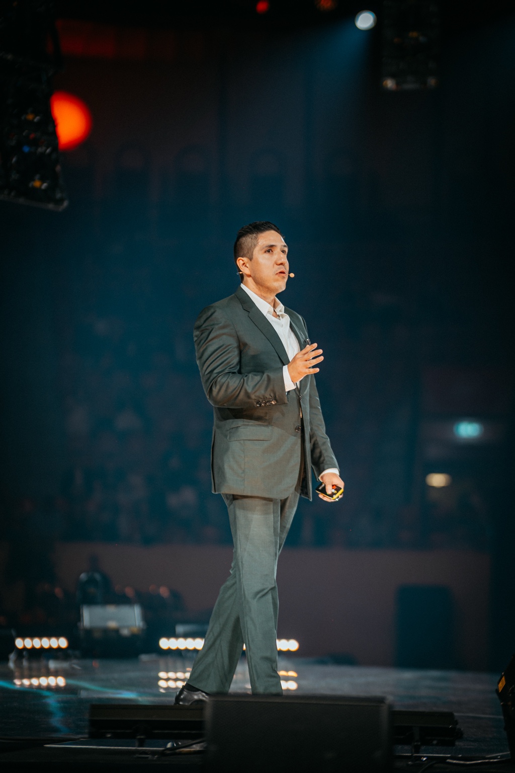 Alan Treviño hablando en un escenario