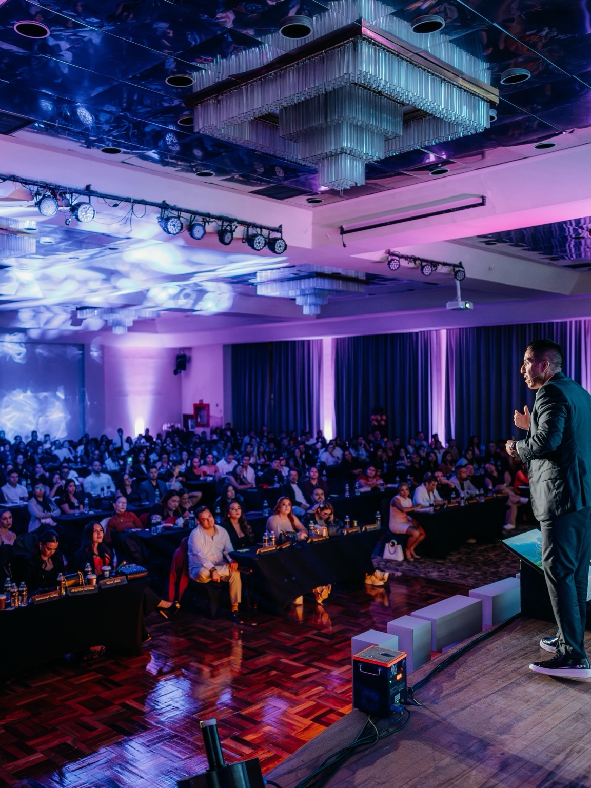 Alan Treviño liderando un evento