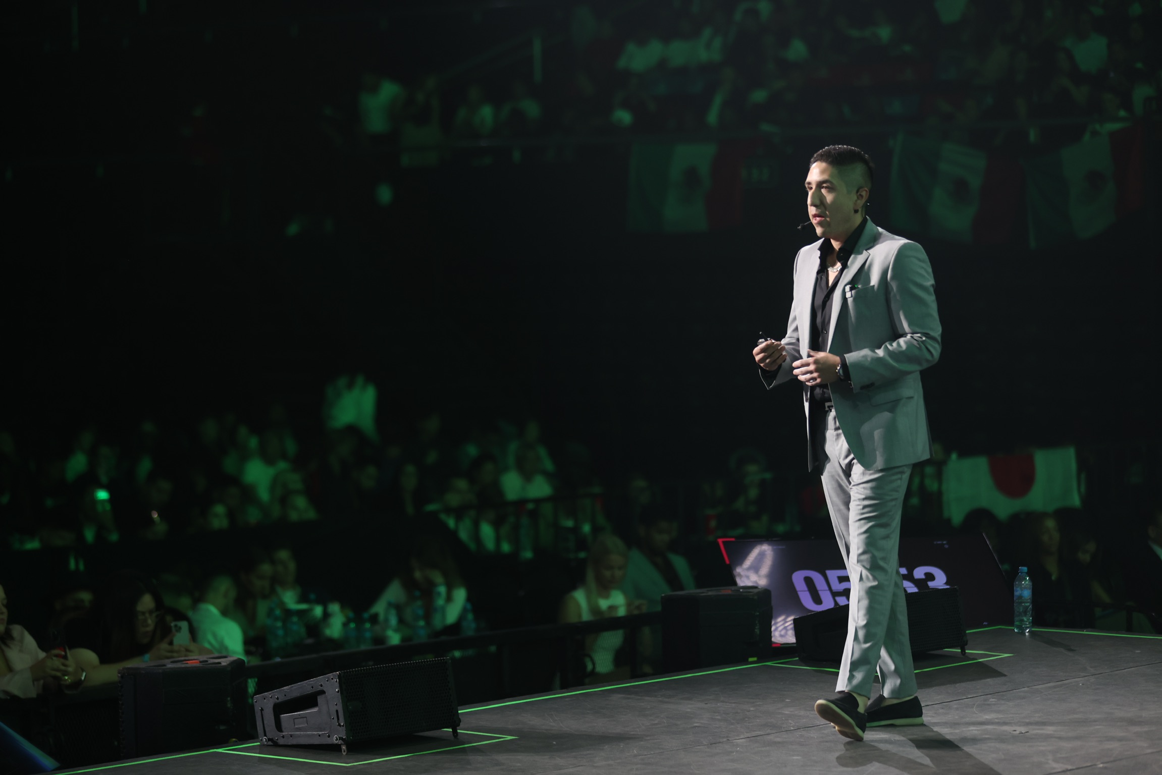 Alan Treviño compartiendo su experiencia en un escenario